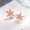 Pendientes Calientes de Hoja de Arce Incrustada de Diamantes Pequeños y Exquisitos Estilo de Lujo Ligero Nuevo 2024 Hojas Elegantes de Alta Calidad Otoño e Invierno Orejas