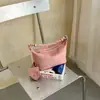 La popular bolsa versátil de diseño de nicho transfronterizo de este año, bolsa de mano para llevar en la axila, bolsa versátil estilo coreano para hombro y cruzada tipo dumpling