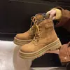 Botas Martin de Camurça com Solado Plano para Outono e Inverno Femininas 2026 Novo Estilo Britânico Biqueira Larga Cadarço Retro Versátil Botas Curtas para Motociclista