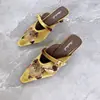 Nuevas Mules de Verano 2026 Estilo Chino Bordado Exquisito con Lentejuelas, Nuevas Pantuflas Vintage de Terciopelo Dorado con Punta Cerrada para Uso en Exteriores