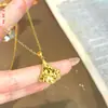 Colar com Pingente de Folha de Ginkgo Triturada Popular do Xiaohongshu, Toque de Luxo Leve e Sofisticado, Cor Duradoura, Corrente de Clavícula Pequena com Amuleto da Sorte