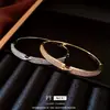 Pulsera de Cierre de Pinza de Cruz Electrochapada en Oro Real de 18 Quilates, Pulsera Versátil Estilo Commuter Francés, Accesorio de Mano Moderno y Único para Mujeres, Nicho