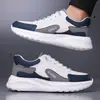 Primavera 2026 Nuevos Zapatos Casuales de Cuero para Hombre Estilo Coreano Versátiles Zapatillas de Moda Juventud Zapatos Blancos Venta al por Mayor
