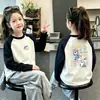 Camiseta de felpa para niñas, raglán, bloques de color, manga larga, Otoño Invierno 2026, estilo nuevo, para niños medianos y grandes, capa base, top casual, moderno