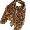 Bufanda de seda plisada de estilo coreano, de color contrastante, con patrón floral artístico, ligera y adecuada para principios de otoño, para combinar con un abrigo como bufanda larga para el cuello.