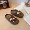 Sandalias Birkenstock cerradas tipo slip-on de estilo coreano casual para niñas para uso en exteriores, nuevos zapatos slip-on versátiles para niños primavera y otoño 2026