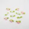 Rosas de Cinta de Satén Coloridas con Hojas Verdes, Flores Pequeñas Hechas a Mano, Accesorios y Materiales DIY para Ropa