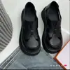 Sandálias femininas de sola grossa vazadas, novo modelo de verão 2026, sapatos romanos fechados que aumentam a altura, respiráveis e confortáveis, mocassins com perfurações