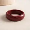 Pulseira redonda de resina e acrílico retrô europeia e americana, estilo transfronteiriço, apresentando um design geométrico simples e moderno, um acessório de alta qualidade para mulheres