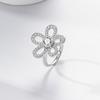 Venta en vivo de un conjunto de tres piezas de joyería ligera de lujo con diamantes de imitación de girasol y moissanita, cadena de clavícula, colgante, anillo y pendientes.