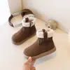 Sapatos de algodão infantis com forro de fleece, espessados, novo estilo inverno 2026, botas de neve quentes para meninas, botas de algodão slip-on, botas resistentes ao frio para o Nordeste da China