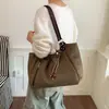 Bolsa retro de camurça grande capacidade para mulheres, nova bolsa de ombro casual outono/inverno 2026, bolsa tote de estilo coreano para o dia a dia