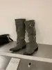 Botas estilo novo 2026 versátil moda salto interno de madeira bico fino trançado sapatos femininos cinza preto marrom para adultos