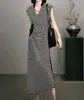 Vestido Preto Pequeno Estilo Hepburn Retrô com Decote V e Listras, Verão Puro Desejo Cintura Marcada Fenda Longo com Gola Halter para Mulheres