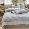 Conjunto de cuatro piezas estilo Hepburn de gasa arrugada de alta densidad con encaje de gasa de doble capa para uso en casa, que incluye una funda de edredón y una sábana bajera para una cama matrimonial