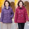 Nuevo abrigo de algodón con relleno de plumón de invierno para madres, con forro de polar añadido y grosor extra, un estilo holgado adecuado para mujeres de mediana edad y mayores, y un nuevo diseño de estilo chino
