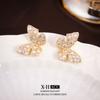 Aretes de Aguja Plateada con Diseño de Mariposa Microincrustado, Exudando una Elegancia de Super Hada, Estilo Elegante de Socialité Francés, Lujo Ligero, Sensación de Alta Gama, Aretes Versátiles