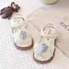 Sandálias com Laço para Meninas 2026 Verão Novo Sapatos Princesa com Pérolas Versão Coreana Malha Solado Macio Sapatos de Praia para Crianças Maiores