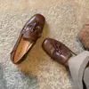 Mocasines de Piel de Oveja Huecos con Tachuelas y Borlas Estilo Old Money Británico 2026 Aumento Interno de Altura Tacón Bajo Puntera Cuadrada Piel Genuina Zapatos de Mujer
