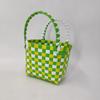 Venta al por mayor de fábrica canasta de verduras de verano color de nicho a cuadros bolsa cuadrada pequeña de mano regalo de mano bolsa tejida de mano para niños