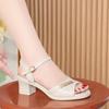 Uma geração de sandálias de couro macio para mães, sapatos de verão femininos, salto com fivela, combina com saia, moda Joker, sapatos femininos