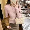 Novo Top Feminino Versátil de Corte Slim para a Primavera de 2025 com Design Único, Acabamento Doce com Babados e Base de Malha