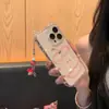 Cachecol xadrez cachorrinho branco estrelas laço filhote de pelúcia pingente adequado para capa de celular Apple 17PROMAX 16