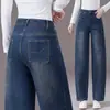 Jeans de corte justo com perna curva para mulheres, um novo estilo popular para a primavera e o outono de 2026, apresentando uma cor azul retrô, cintura alta e design de perna larga.