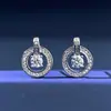 Brincos de Cruz Femininos Prata de Lei S925 Studs Femininos Studs de Moissanita Fecho de Trava com Bisel Redondo Studs de Diamante de Moissanita Cor D Versátil