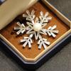 Elegante Broche de Copo de Nieve Giratorio de Doble Capa con Circonitas Microincrustadas de Lujo Ligero Elegante Pin con Sensación de Alta Gama para Mujer