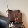 Bolso Cubo Versátil de Alta Gama Transfronterizo para Mujer 2026 Nuevo Bolso de Hombro Cruzado de Gran Capacidad de Moda para el Trabajo y los Viajes Diarios