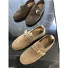 ¡Hebilla dorada pequeña! La colección otoño/invierno 26 es muy esperada. Mocasines retro de piel de becerro mate, zapatos casuales de una sola pieza, H091515