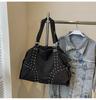 Rebite de grande capacidade Pano de nylon Cool Handsome Bags Commuter Personalizado Moda Ombro Tote Bag Europeu e Americano Comércio Exterior Crossbody Bag
