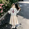 Conjunto de Falda Estilo Universitario para Niñas: Conjunto de Dos Piezas con Camisa Patchwork Falsa con Sudadera de Cuello V y Falda Larga Elegante