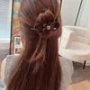 Grampo Elegante de Veludo com Flor e Strass Torcido, Presilha Fashion Retrô para Rabo de Cavalo, Pente de Cabelo de Luxo para a Parte de Trás da Cabeça, Grampo de Peça Única