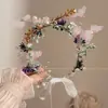 Elegante diadema trenzada de perlas para mujer, creando un look de corona alta, con dulces cintas florales y pasadores para el cabello