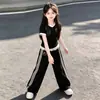 Conjunto Esportivo Feminino Verão 2026 Novo Estiloso Estilo Coreano Crianças Médias e Grandes Meninas Conjunto de Calça Pantalona de Manga Curta Listrada