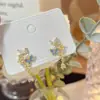Aretes colgantes de mariposa y flor Mori Elegant pequeños para mujer, aretes de botón exquisitos retro de lujo ligero con diseño de circonita