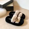 Pantuflas peludas de suela gruesa estilo coreano para mujer, nueva colección otoño/invierno 2026, diseño de moda, versátiles y fáciles de combinar, pantuflas de algodón para usar en exteriores
