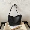 Bolso de mujer de gran capacidad, nuevo modelo de verano 2026, bolso de cubo tejido de alta gama de nicho para el hombro o la axila para el trabajo
