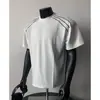 Camiseta Negra Estilo Americano para Hombre con Cuello Pequeño, Hombros Acolchados, Peso Pesado, Corte Limpio, Manga Corta, Marca de Moda con Acabado de Alta Gama, Fresca y Elegante, Media Manga