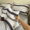 Conjunto de Quatro Peças de Algodão Puro com Botões Estilo Muji Listrado Xadrez Simples Roupa de Cama para Dormitório Conjunto de Três Peças Lençol Capa de Edredom~