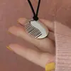Collar largo de alta gama con colgante de peine de estilo industrial pesado, estilo retro clásico y moderno, con cadena de lana para mujer, diseño de nicho para otoño e invierno.