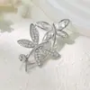 Nuevo broche de aleación para mujer, moderno y de alta gama, pin de lujo nicho para abrigos y trajes, simple y elegante, broche versátil