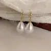 Brincos de Pérola Gota D'água com Gancho Dourado para Mulheres, Elegantes e Versáteis, Design que Afina o Rosto, Brincos de Alta Qualidade Atacado, Efeito Emagrecedor