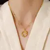 Colar com Pingente de Rosa em Guirlanda Moda Feminina Elegante Luxo Leve Versátil Design Vazado Corrente para Clavícula Presente para Namorada