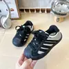 Tênis esportivos infantis estilo coreano 2026 novos tênis de outono para meninas, tênis de treino alemães com biqueira de concha, tênis casuais para meninos
