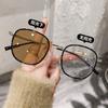 Gafas de miopía de aspecto elegante que cambian de color para mujer, color café esmerilado, cara lisa, artefacto anti-luz azul, gafas lisas, marco redondo, cara pequeña