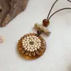 Collar con colgante de flor de resina y cordón de cuero transfronterizo europeo y americano, cadena para suéter estilo vacación en la playa, collar moderno y versátil, venta al por mayor