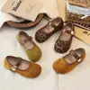 Sapatos de couro femininos estilo coreano, novo modelo primavera e outono 2026, sapatos單 de camurça macia para crianças com estampa de leopardo, sapatos de princesa para atividades ao ar livre para meninas